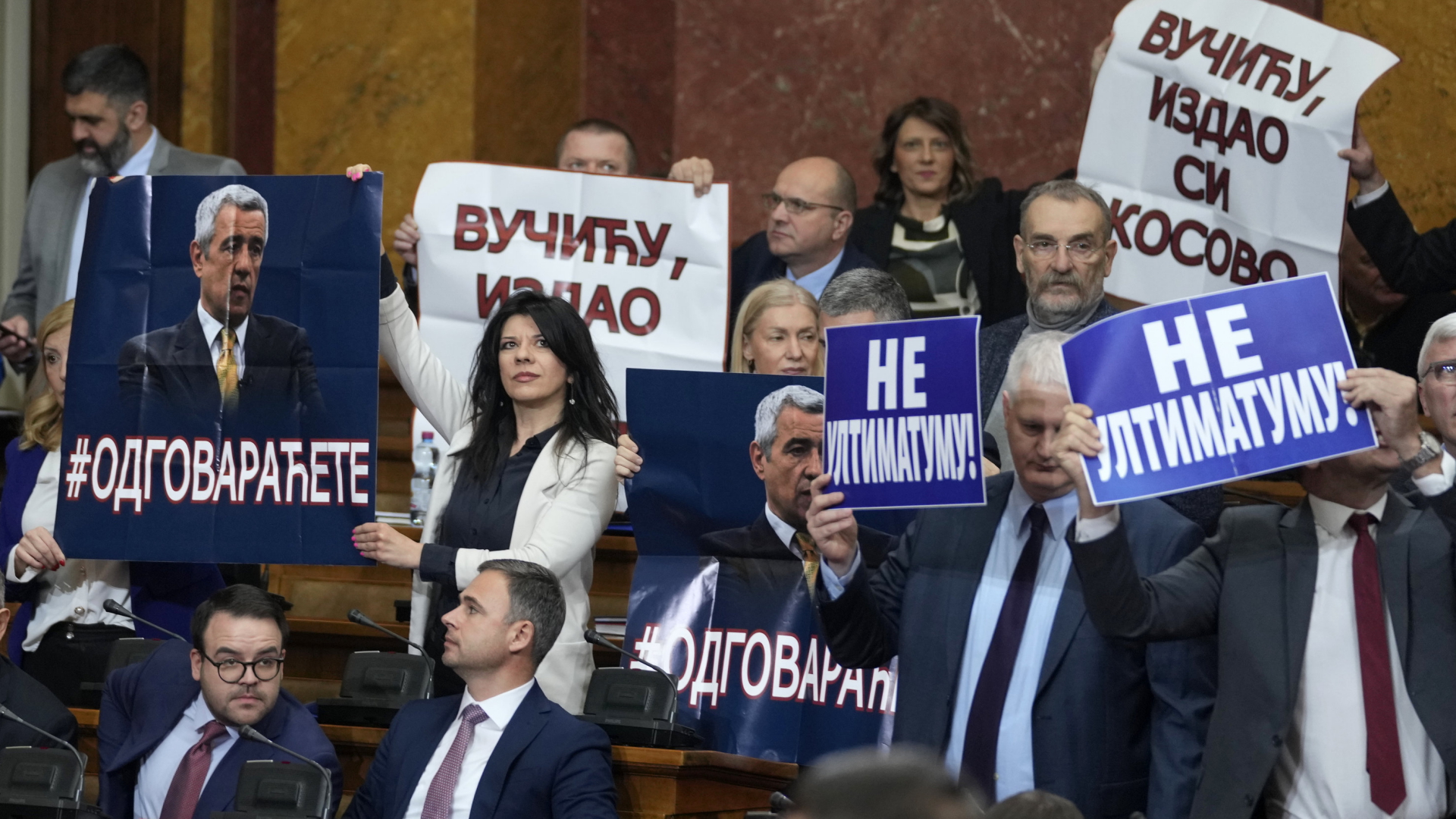 Protest gegen Serbiens Präsident Vucic im Parlament in Belgrad | AP