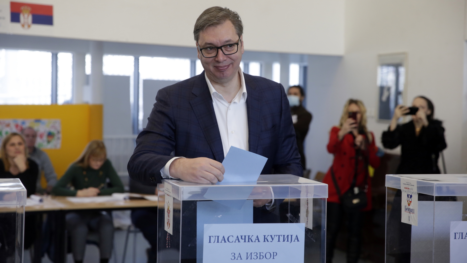 Aleksandar Vucic bei der Stimmabgabe in einem Wahllokal in Belgrad. | EPA
