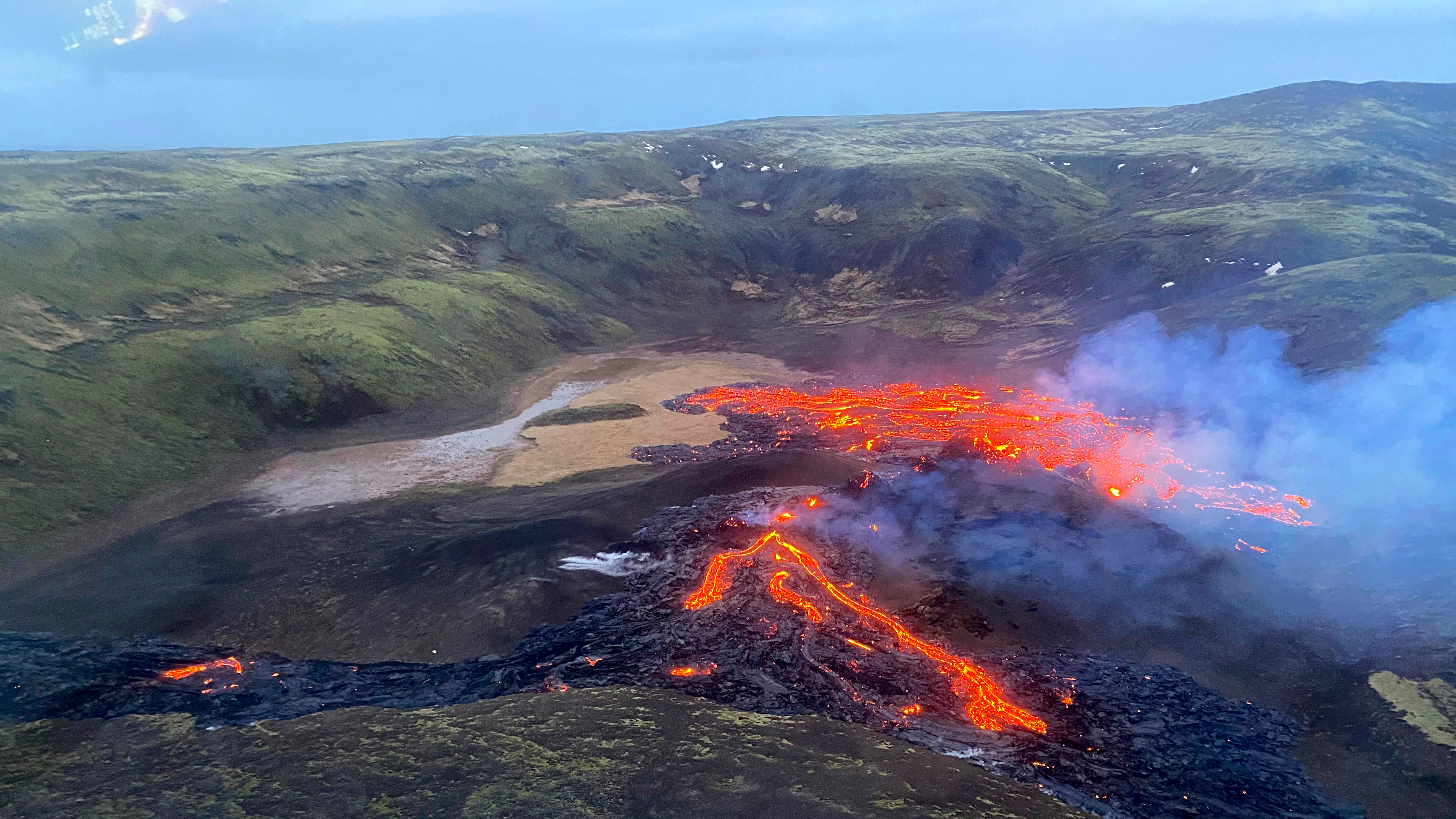 Lava fließt aus dem Vulkan Fagradalsfjall  | dpa