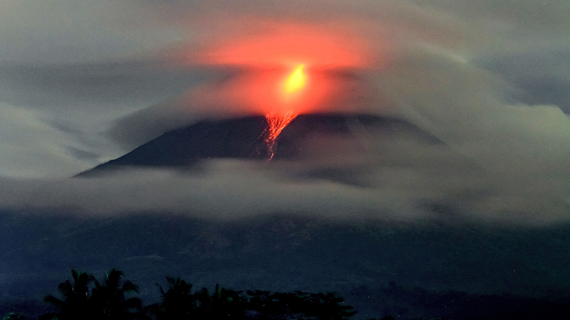 Am Gipfel des Mount Merapi, einem der aktivsten Vulkane Indonesiens, ist Lava zu sehen. | AFP
