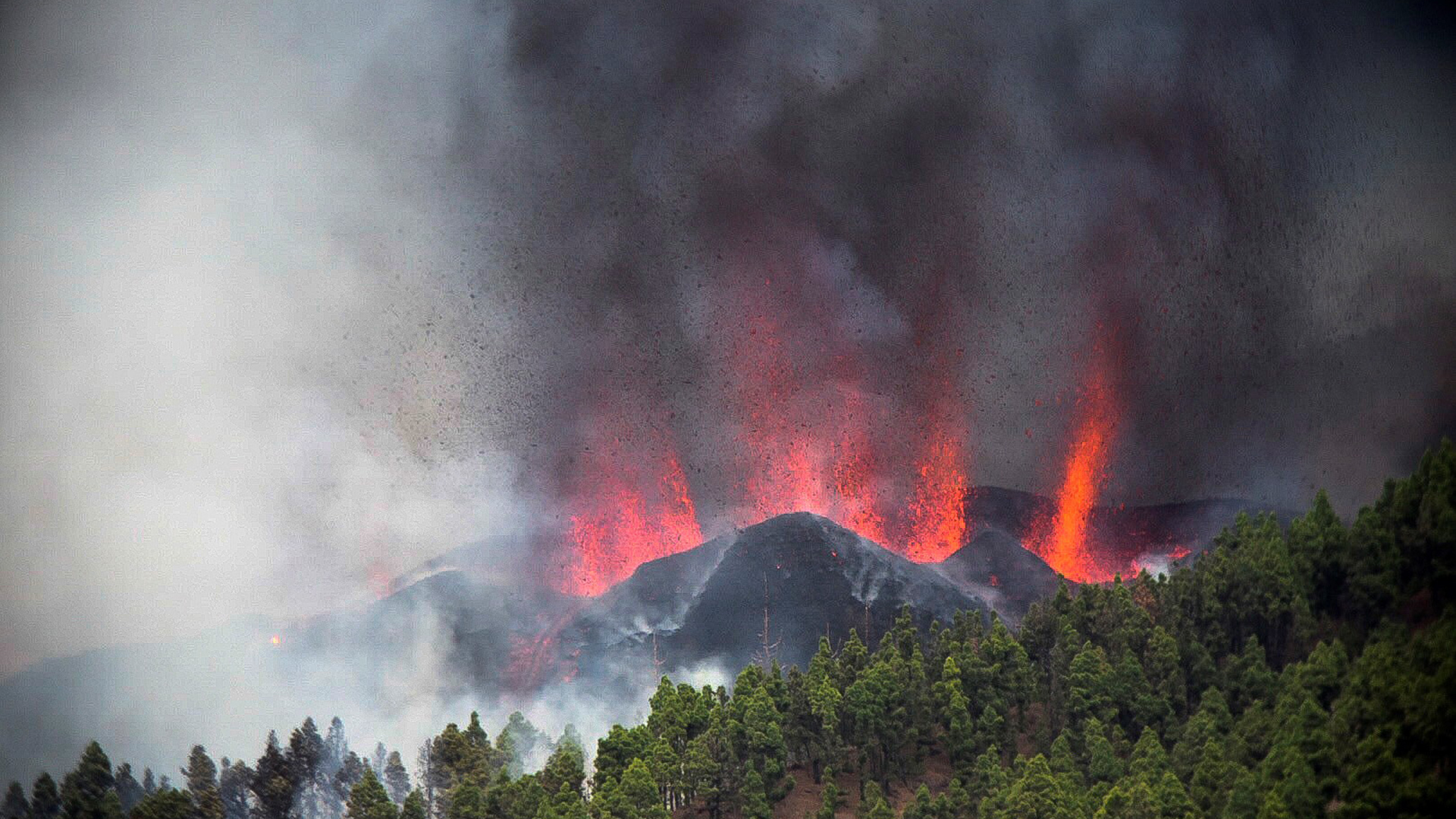 Rauch und Lava steigen aus einem Vulkan auf La Palma in den Himmel. | EPA