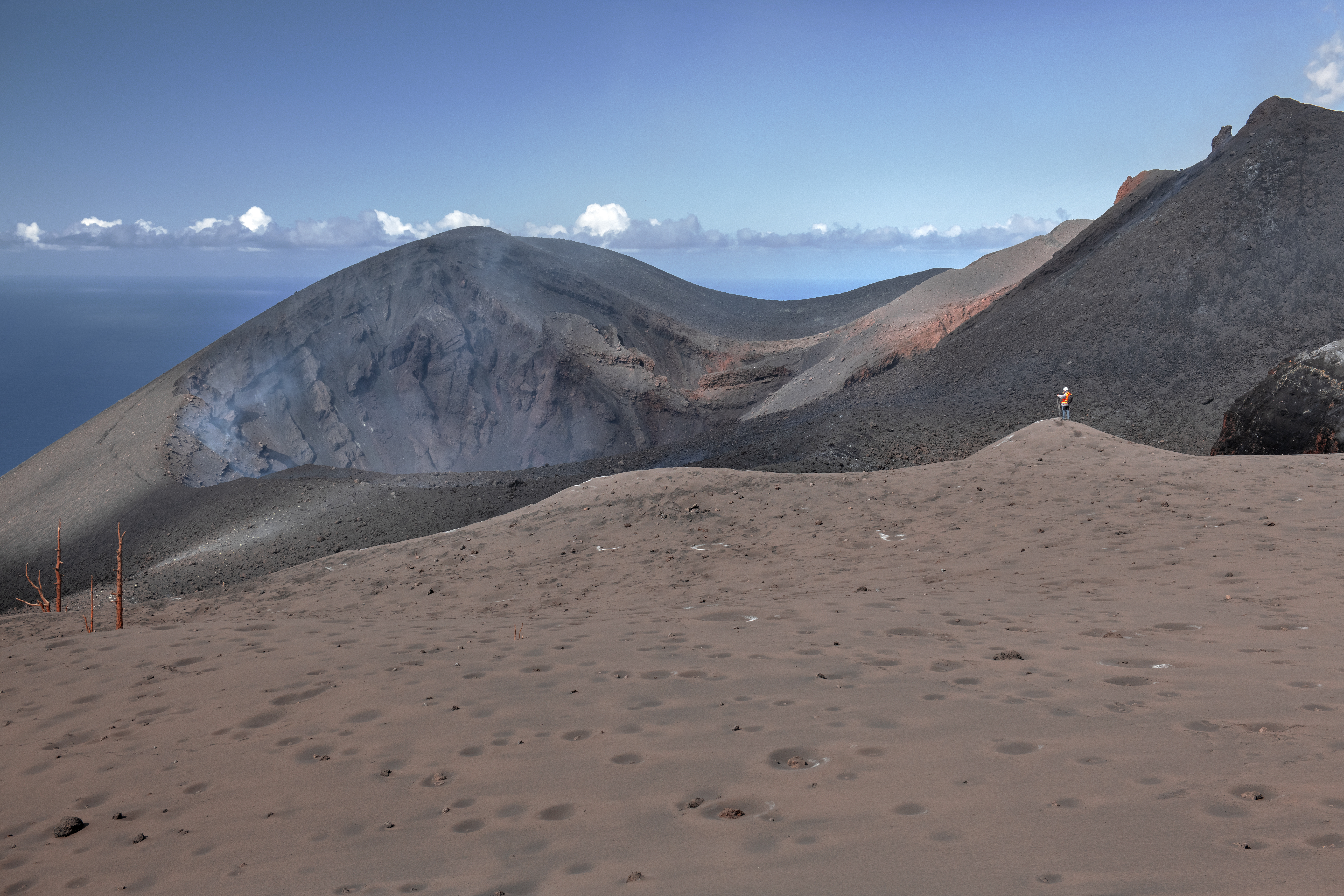 Wissenschaftler begutachten den Krater des ausgebrochenen Vulkans der Cumbre Vieja auf La Palma. | picture alliance/dpa/AP