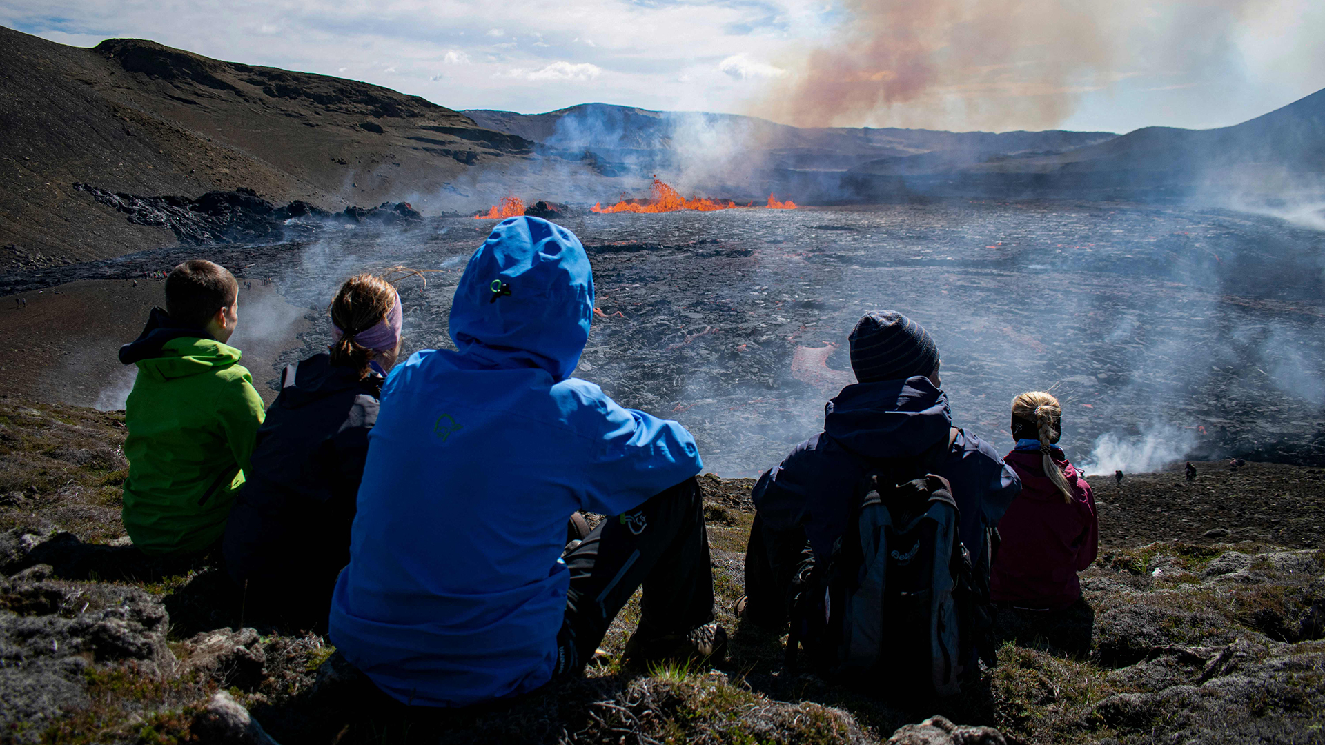 Menschen besuchen den Schauplatz des neuen Vulkanausbruchs im Meradalir-Tal in der Nähe des Berges Fagradalsfjall in Island. | AFP