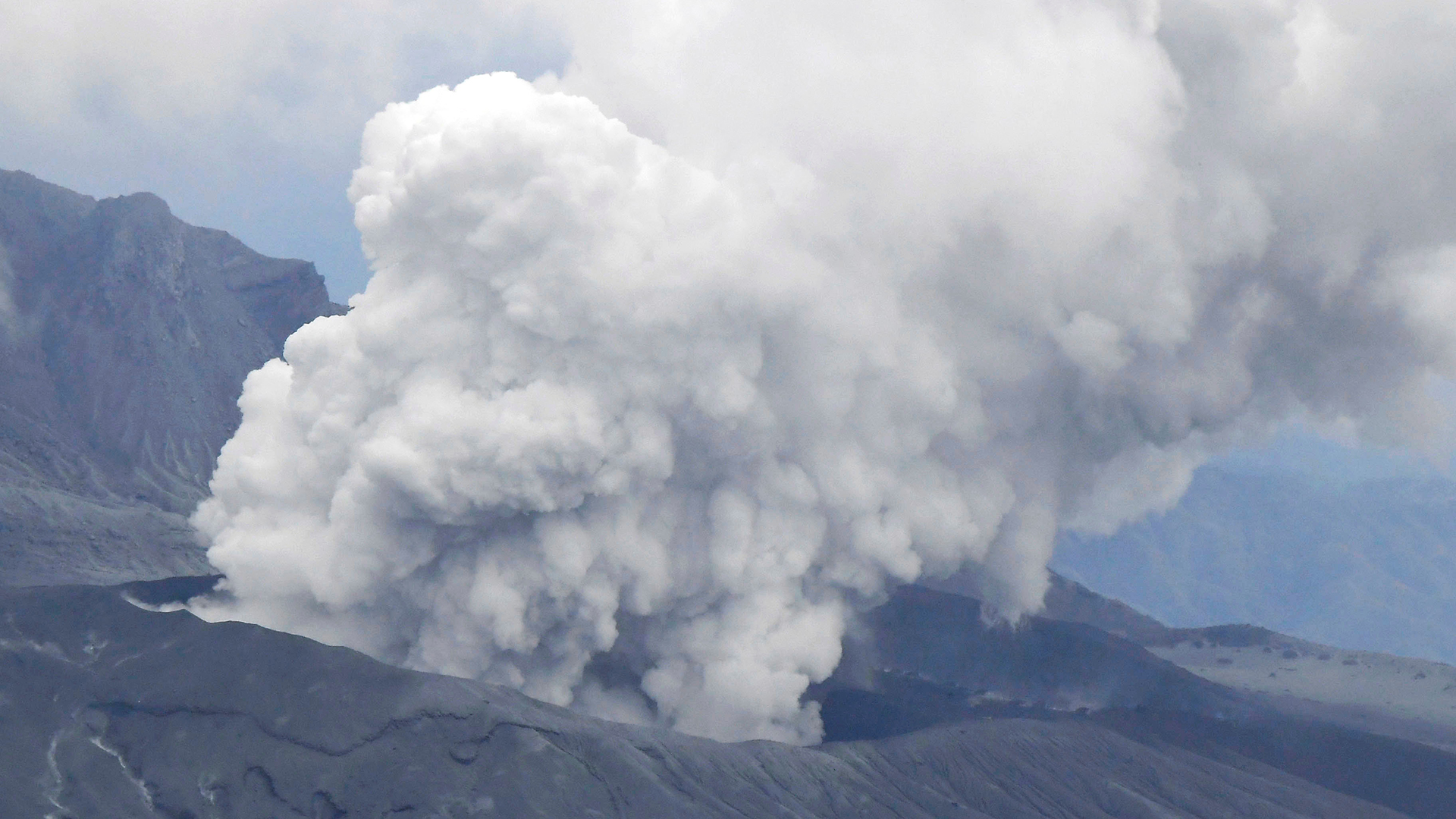 Der Vulkan Aso spuckt Asche in den Himmel. | REUTERS