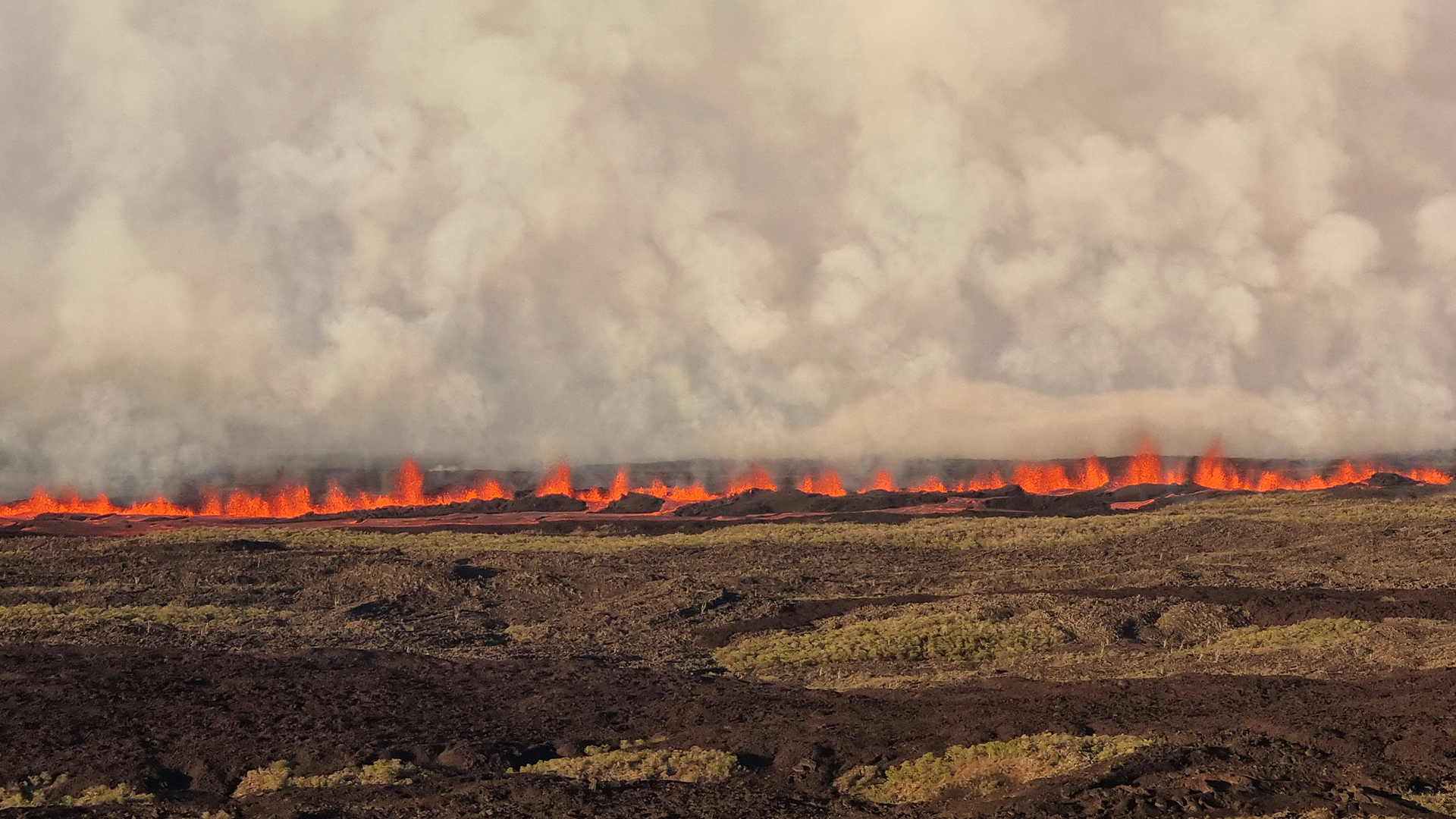 Lava und Rauch sind auf den Galapagos-Inseln zu sehen. | AP