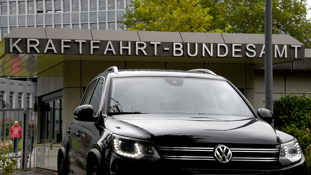 Ein von der Rückrufaktion betroffener Volkswagen Tiguan steht in Flensburg (Schleswig-Holstein) vor dem Kraftfahrt-Bundesamt. 