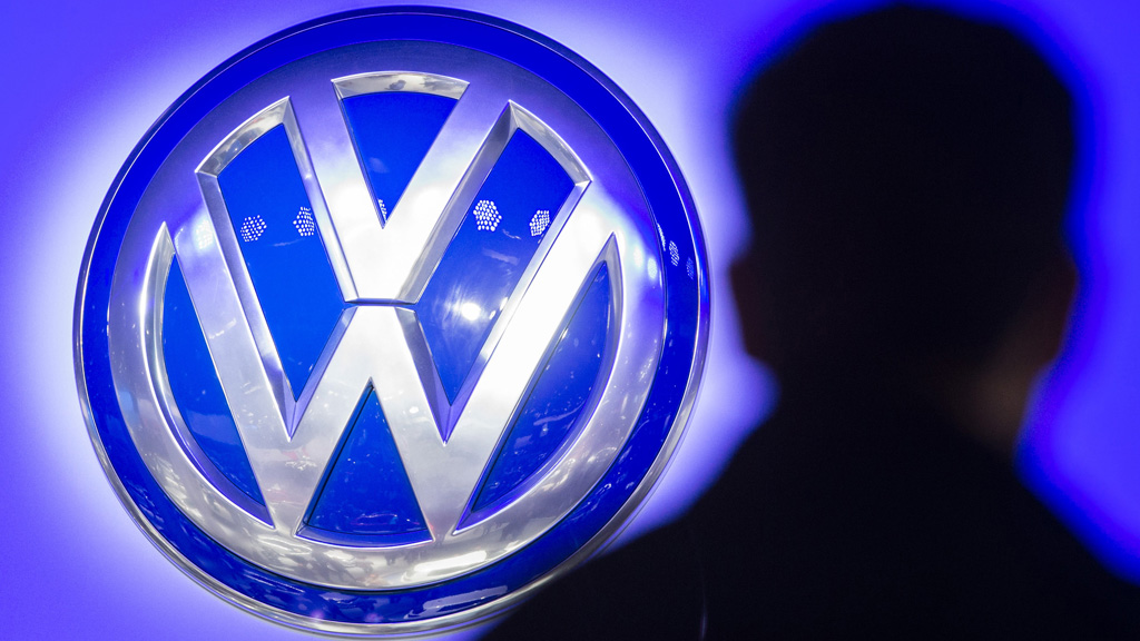 Silhouette eines Mannes neben dem VW-Logo