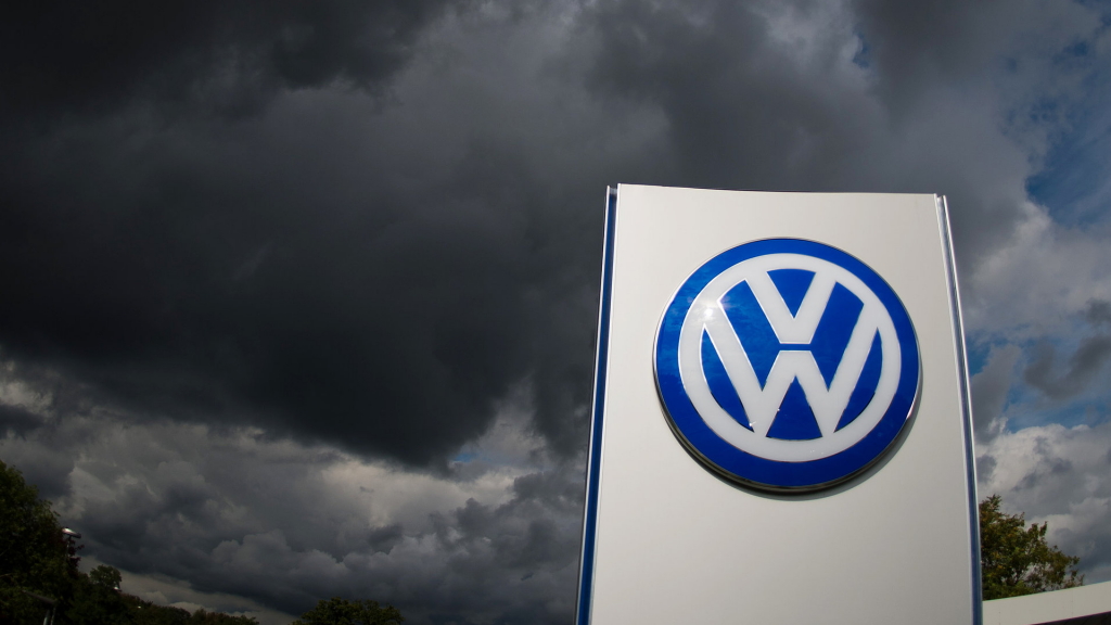 VW Logo mit dunklen Wolken