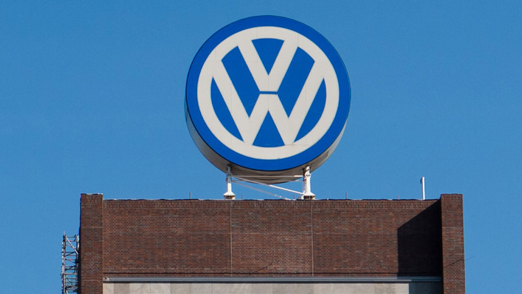 VW-Logo auf dem Dach des Verwaltungshochhauses im Stammwerk Wolfsburg | dpa