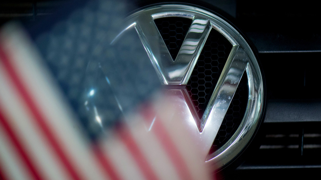 US-Flagge vor dem dem VW-Logo