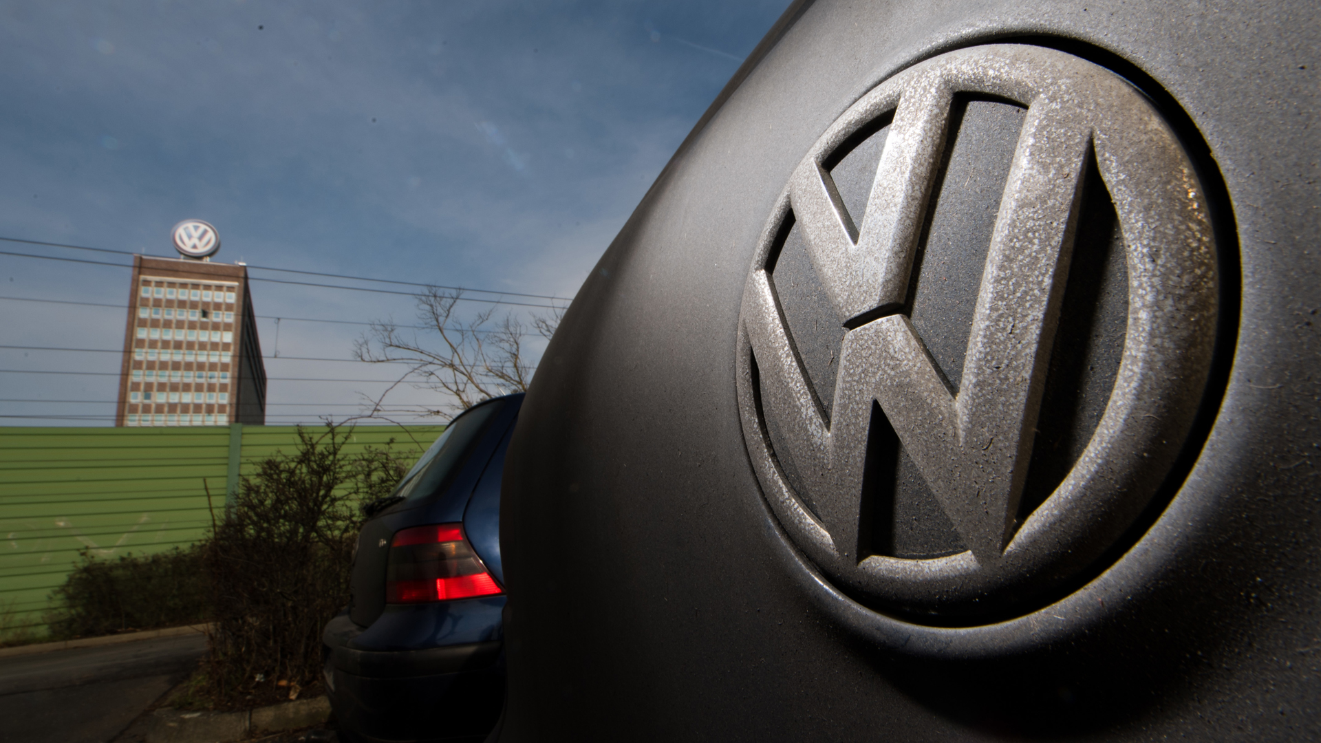 Verdrecktes VW-Logo an einem Golf
