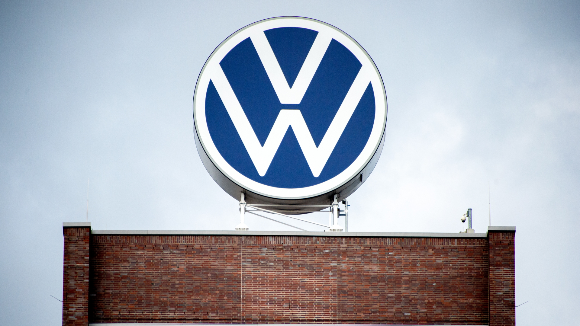 Das Logo auf dem Gebäude der Hauptverwaltung der Volkswagen AG in Wolfsburg. | dpa