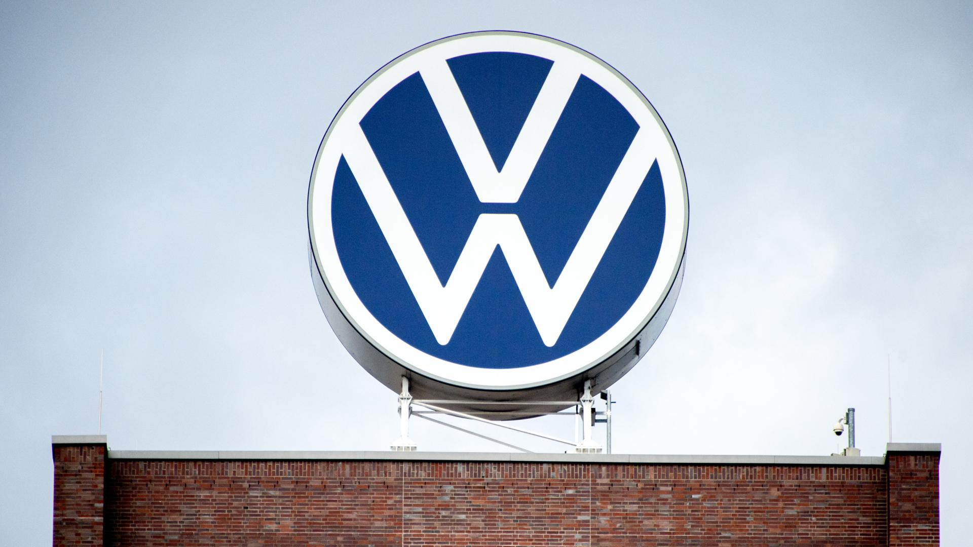 VW-Logo auf einem Werk des Konzerns | dpa