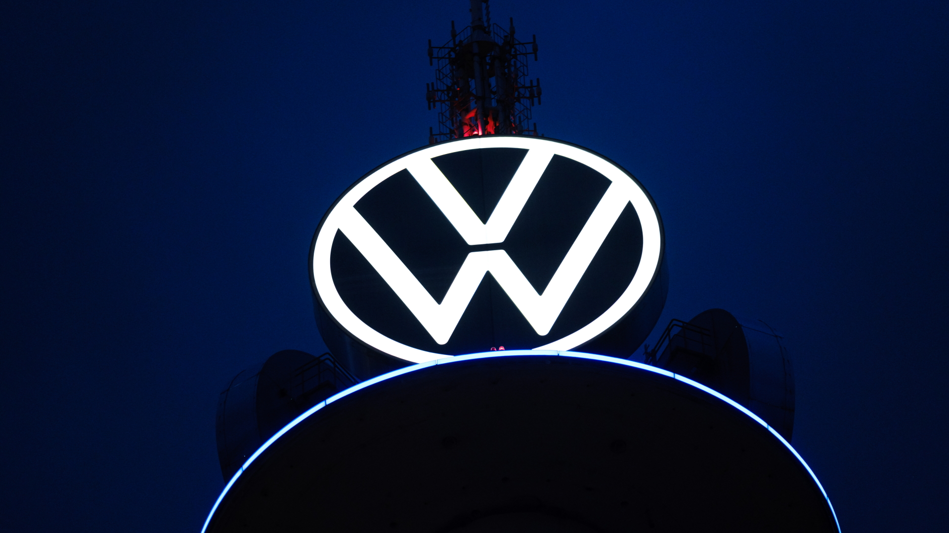 Beleuchtetes Logo des VW-Konzerns| Bildquelle: dpa