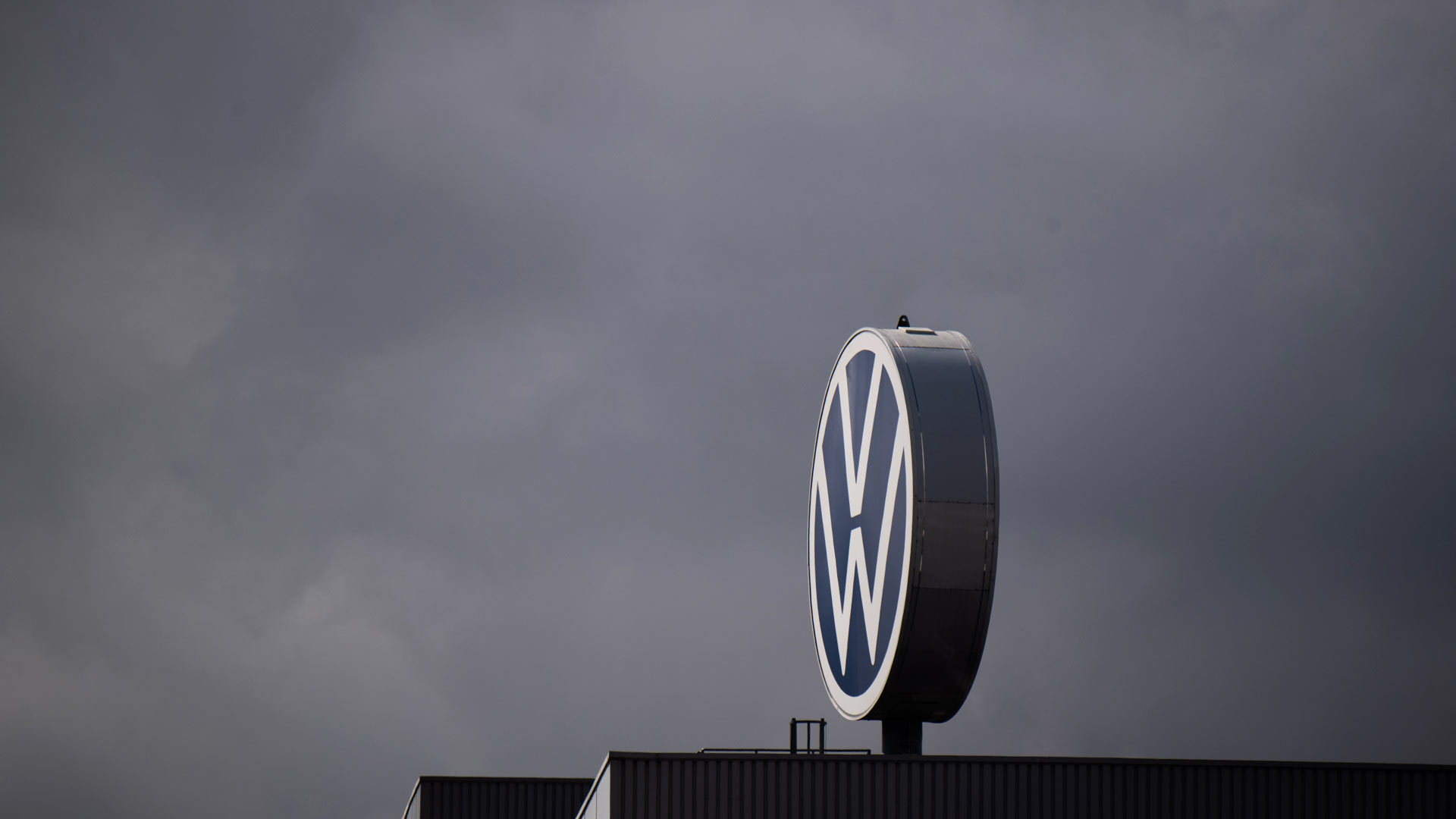 Ein Logo von Volkswagen dreht sich auf dem Werk in Hannover | picture alliance/dpa