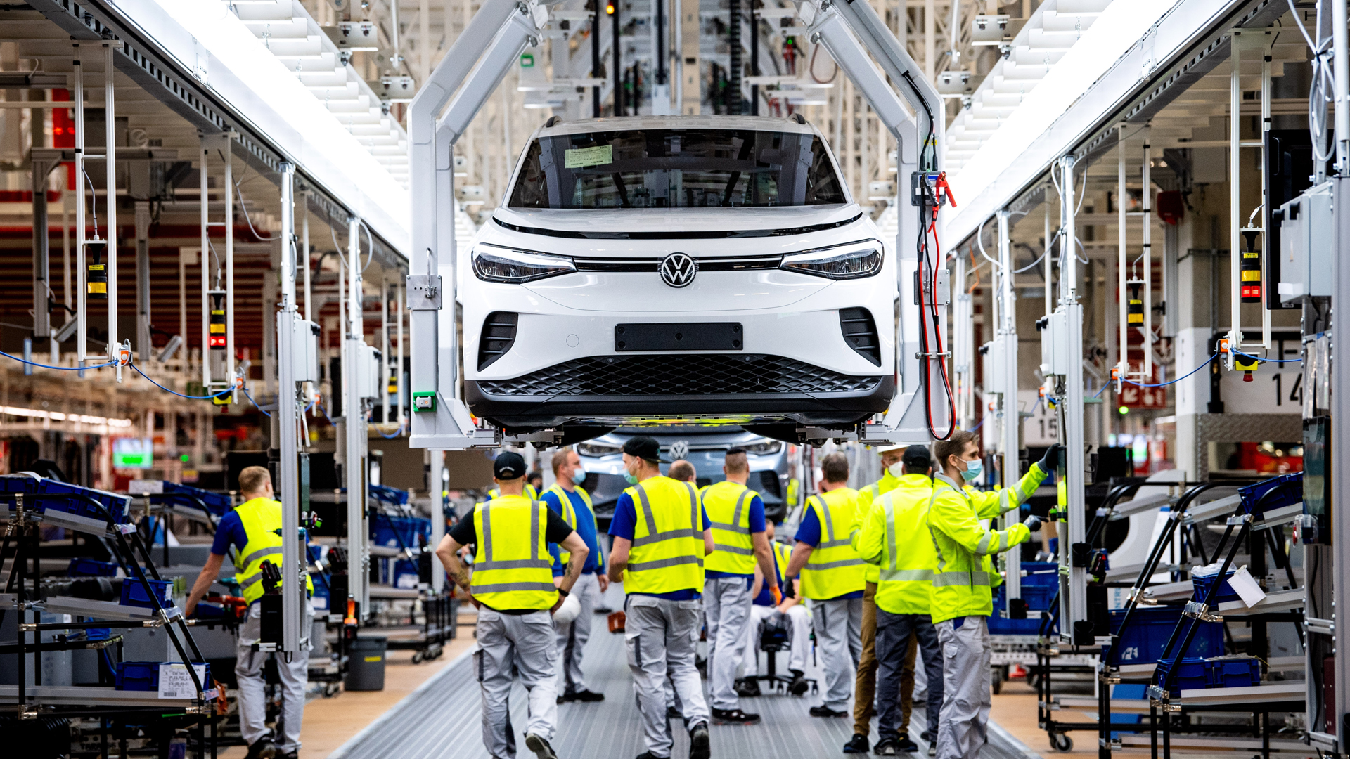 Mitarbeiter von VW arbeiten am ID.4. im Werk Emden. | dpa