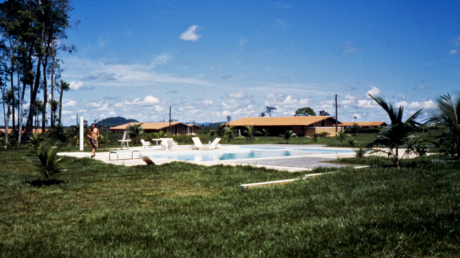 Hauptgebäude einer Farm in Brasilien mit Swimmingpool. | Privat/NDR/ARD