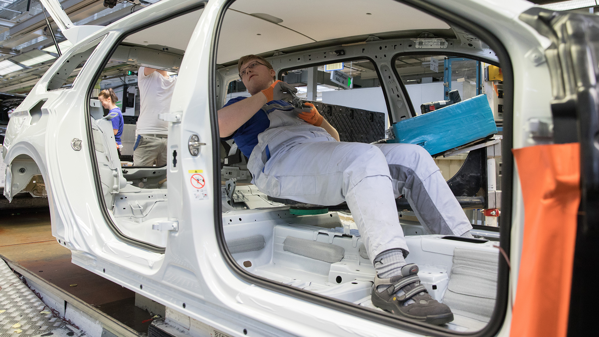 Ein Arbeiter montiert in der Montagehalle im Volkswagen Werk Emden in einen VW Passat Variant. (Archivbild: März 2018) | picture alliance / Jörg Sarbach