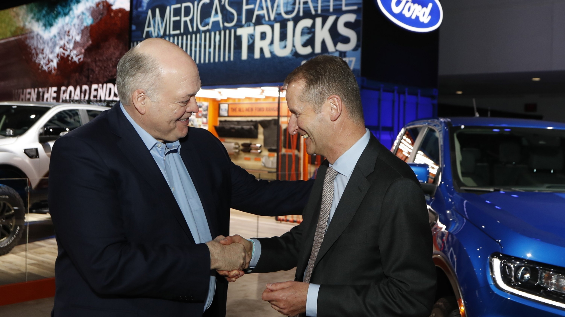 Ford-Chef Hackett und VW-Chef Diess schütteln auf der Auto-Show in Detroit Hände | AP