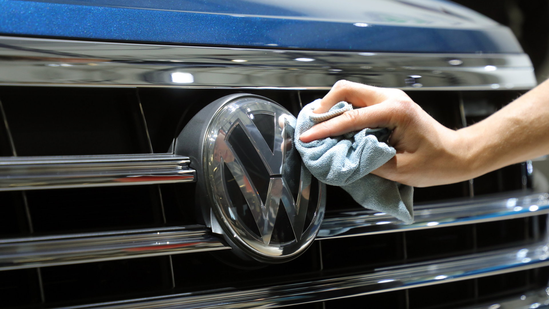 Fahrzeuge werden zu Beginn der Hauptversammlung 2018 der Volkswagen AG in Berlin poliert