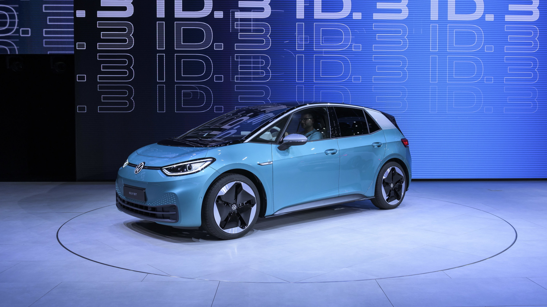 Das neue Elektroauto ID.3 der Marke Volkswagen wird bei der Volkswagen Group Night auf dem Messegelände der IAA präsentiert.  | dpa