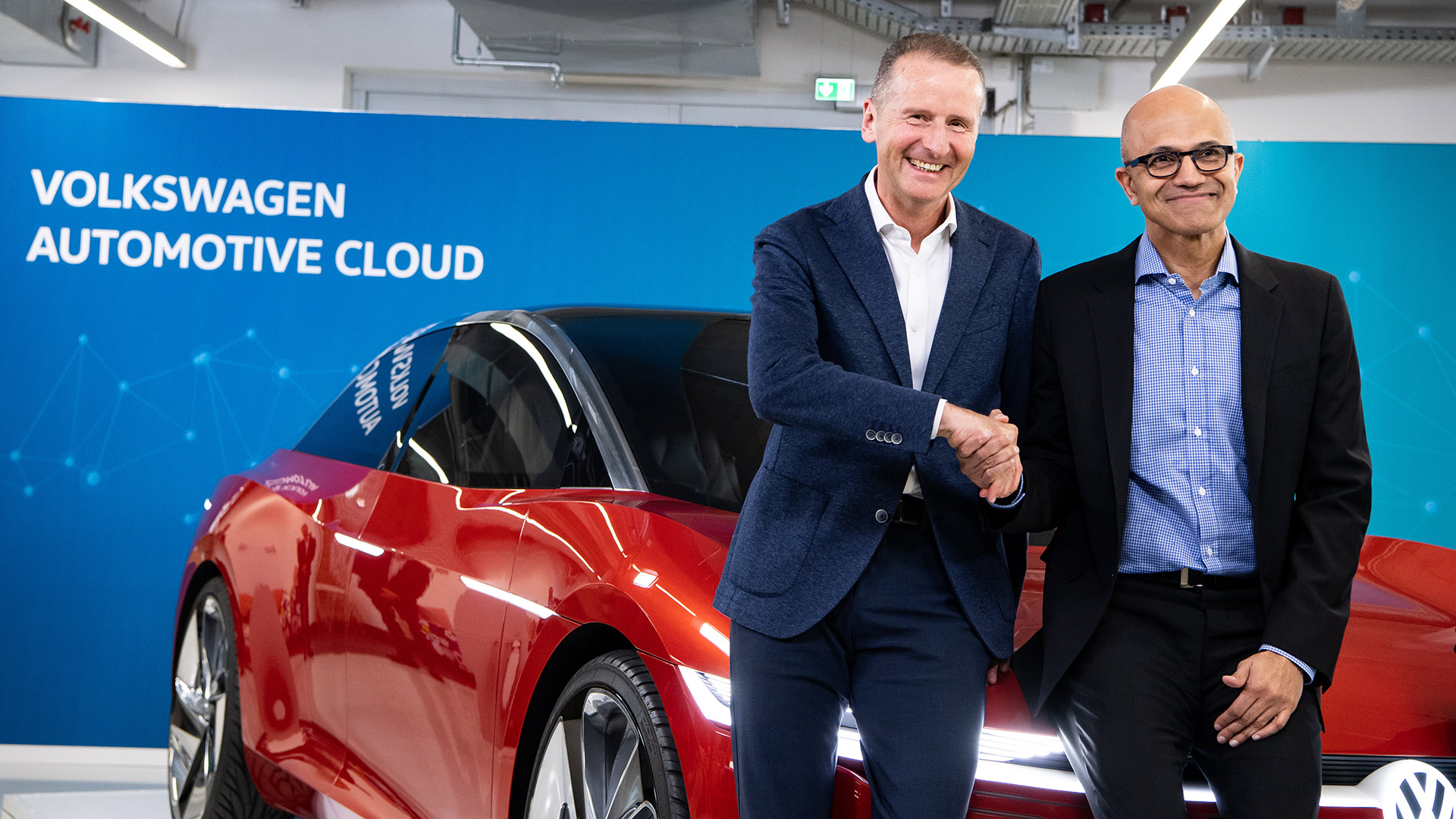 Herbert Diess (l), Vorstandsvorsitzender Volkswagen und Microsoft-CEO Satya Nadella