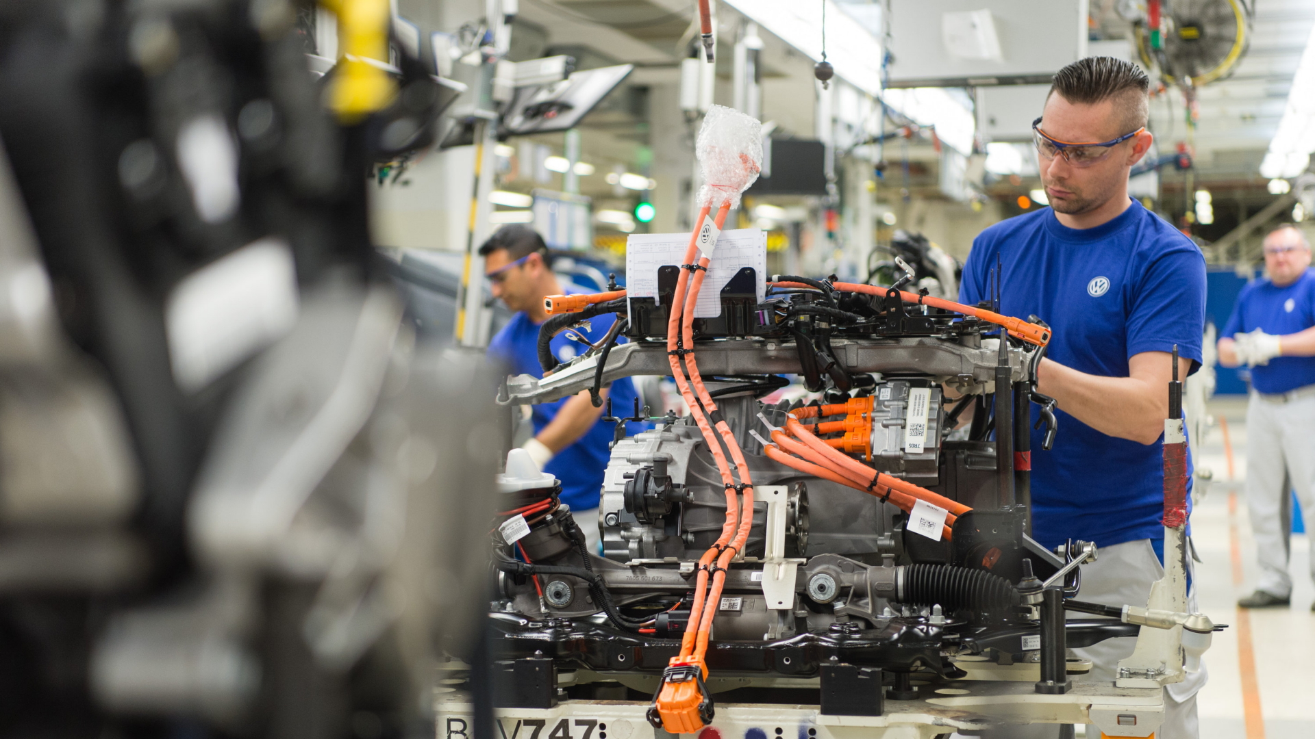 VW-Mitarbeiter in der Auto-Produktion im Wolfsburger Werk. | dpa