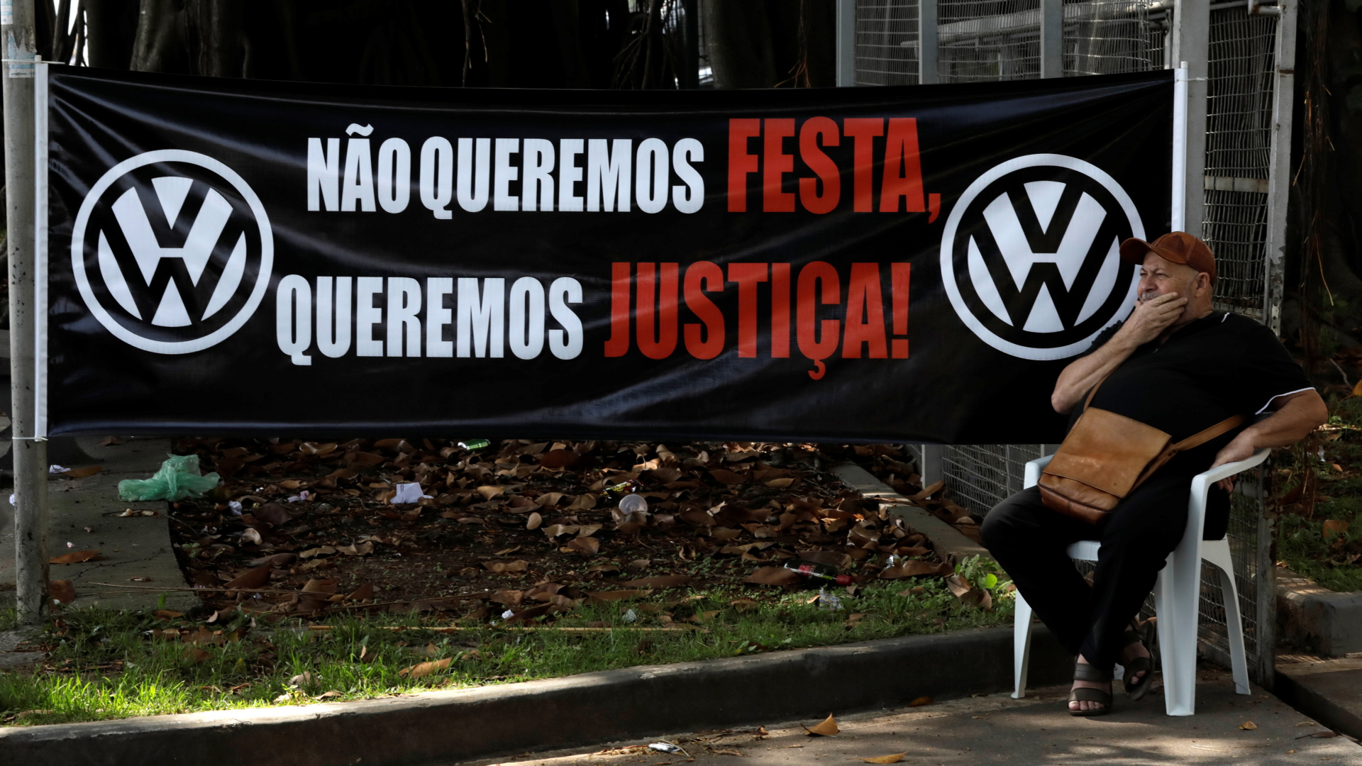 Ehemaliger VW-Arbeiter fordert vor der Zentrale in Brasilien Gerechtigkeit | REUTERS