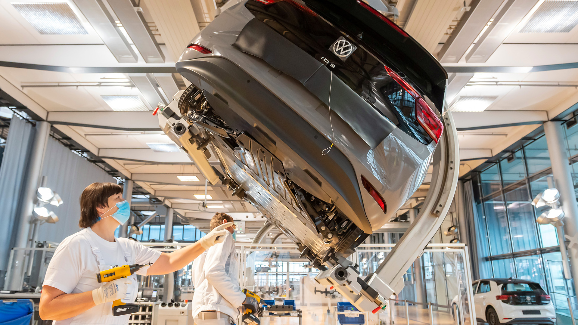 An einem ID.3 wird der Unterboden montiert im VW-Werk in Dresden | dpa