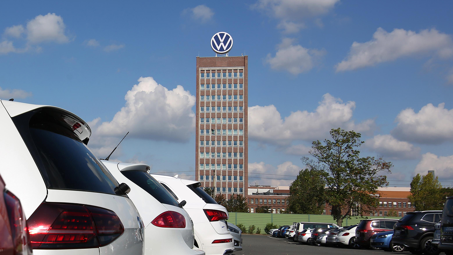 VW  Wolfsburg mit neuem Logo auf Dach | imago 93357180