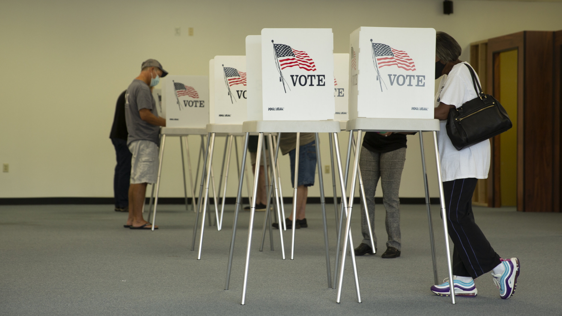 Wähler in den USA geben ihre Stimme ab. | AP