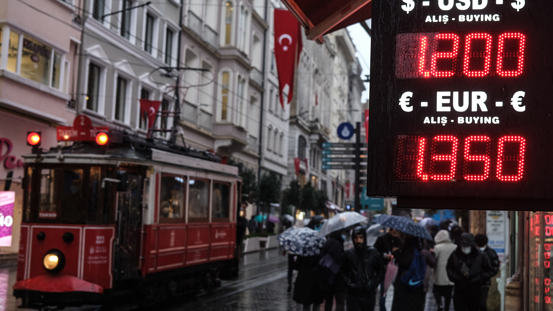 Leuchtanzeige an einem Wechselbüro in Istanbul | EPA