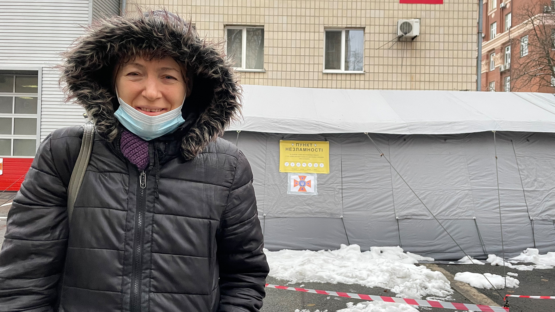 Eine Frau steht im Wintermantel vor einem Zelt. | WDR Ukraine/Andrea Beer