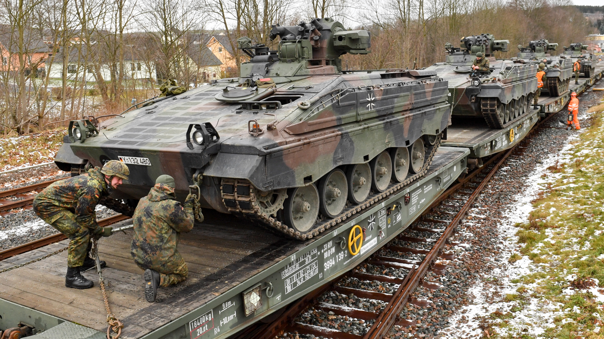 Soldaten des Panzergrenadierbataillons 371 aus dem sächsische Marienberg verladen Schützenpanzer "Marder" auf Güteranhänger der Eisenbahn (Archivbild). | dpa