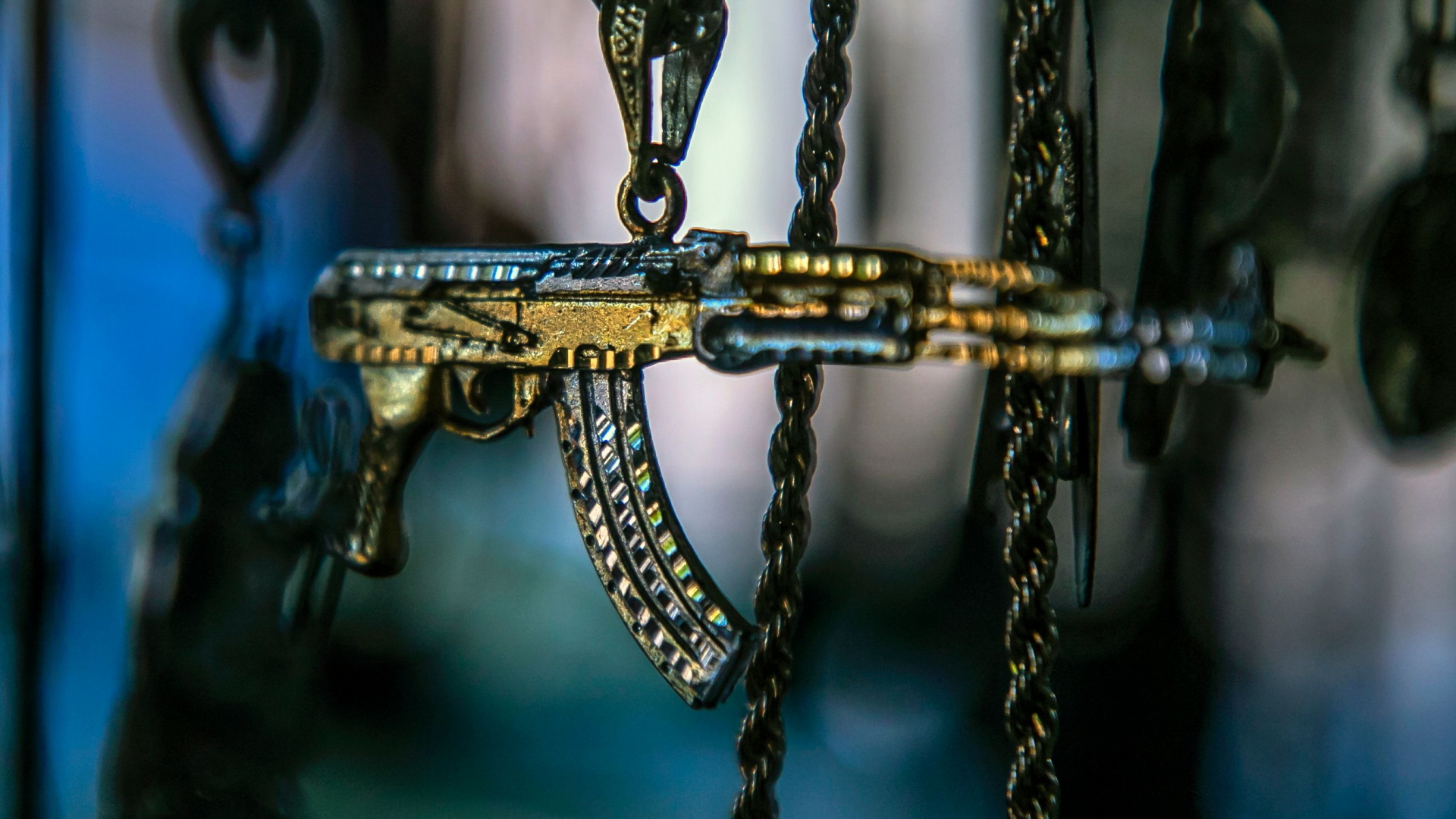 Kettenanhänger in Form des Maschinengewehrs AK-47 | AFP