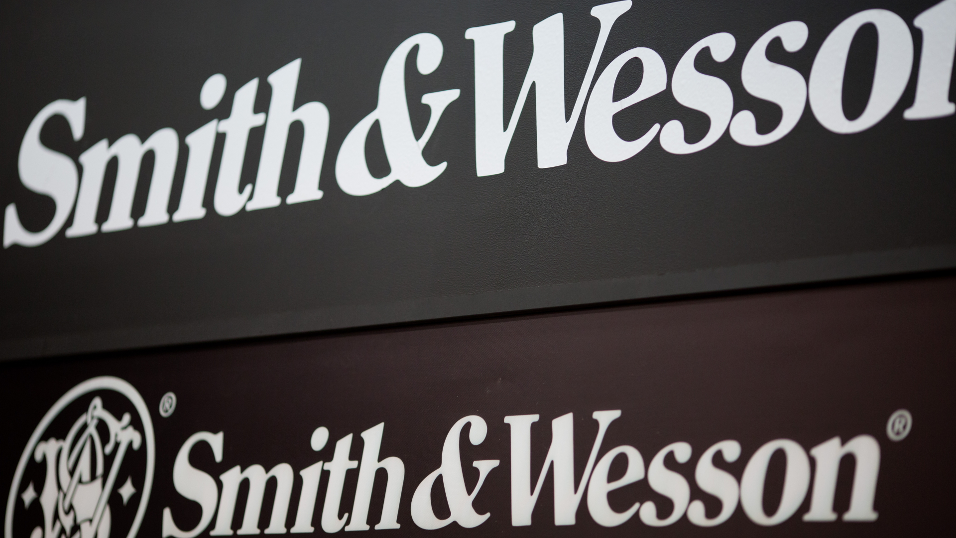 Logo des US-Waffenherstellers Smith & Wesson an einem Stand des Unternehmens auf einer Messe. | dpa
