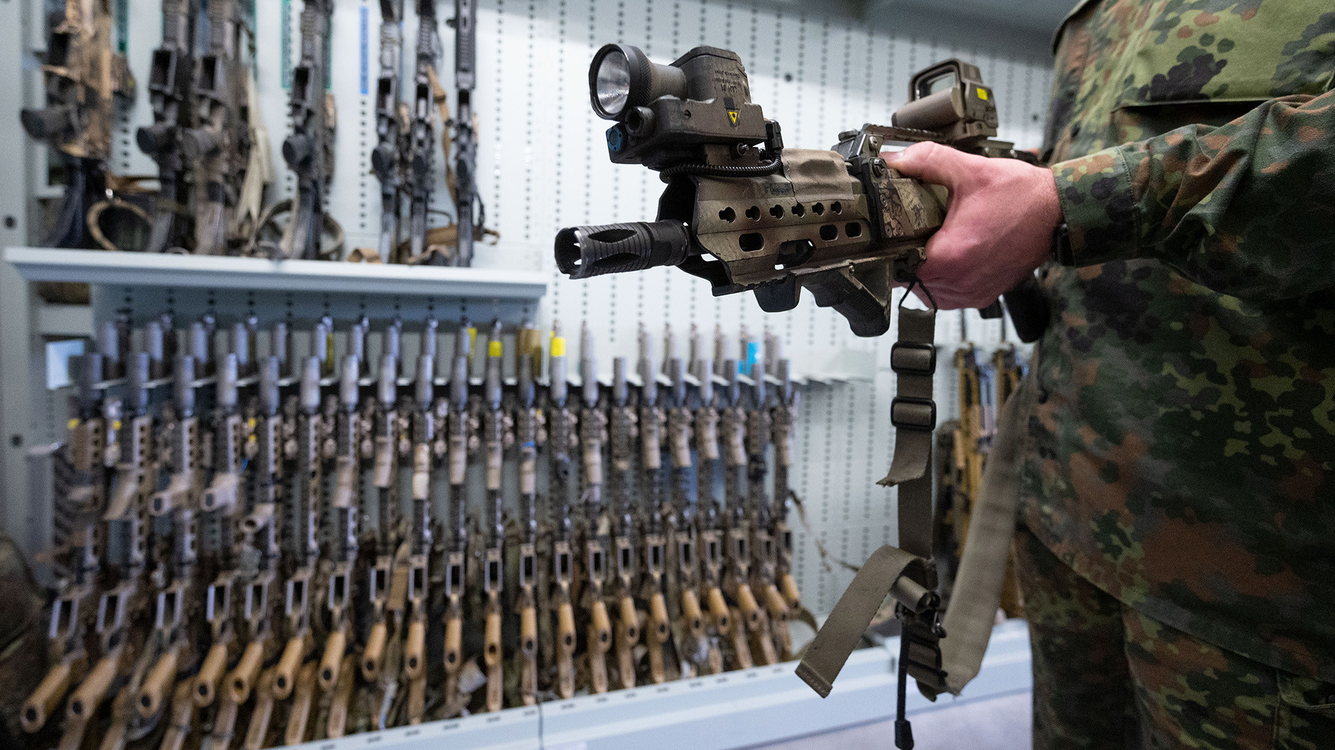 Ein Soldat hält in einer Waffenkammer ein G36-Sturmgewehr von Heckler und Koch.