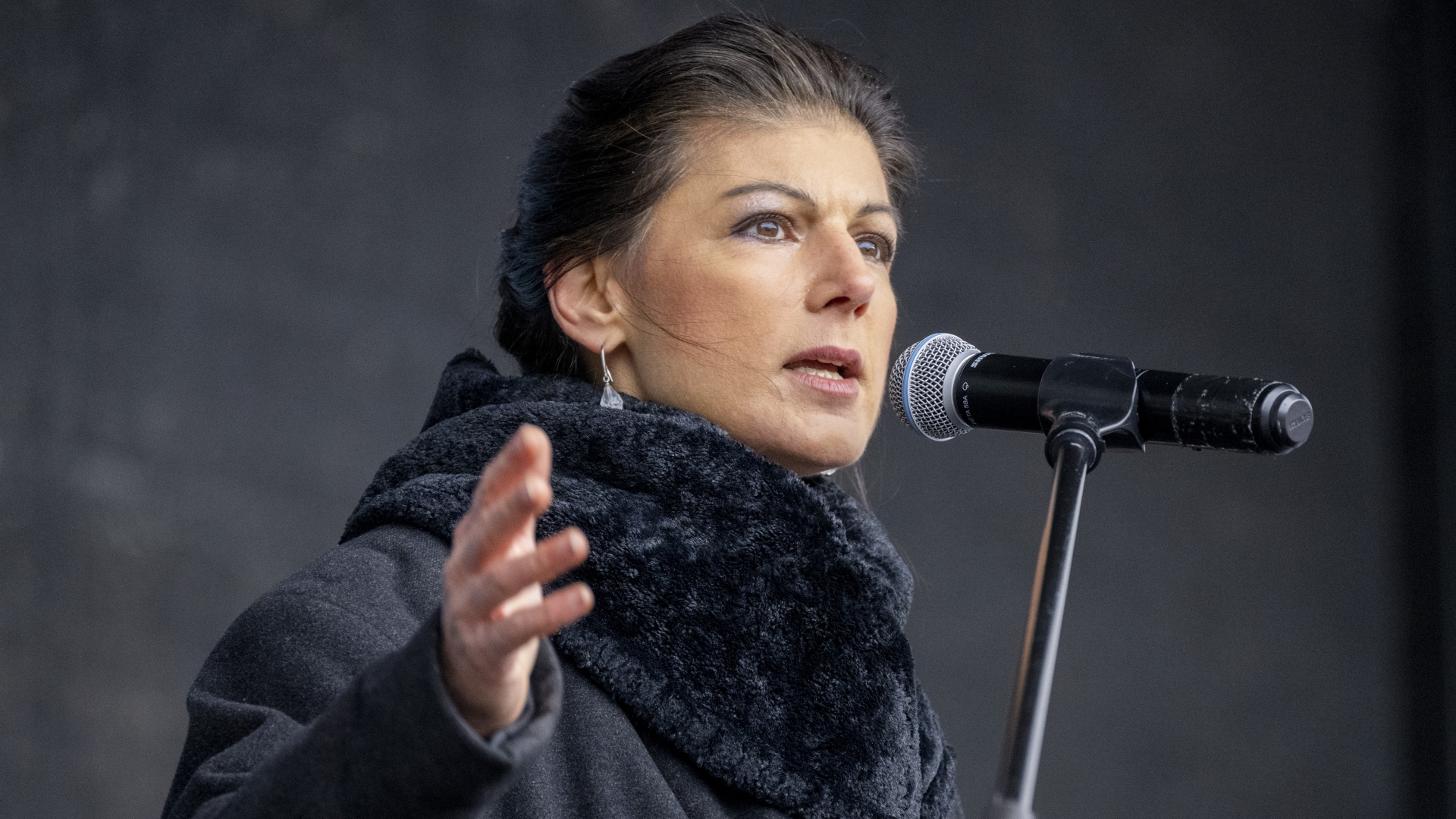 Sahra Wagenknecht spricht während einer Demonstration in Berlin | dpa