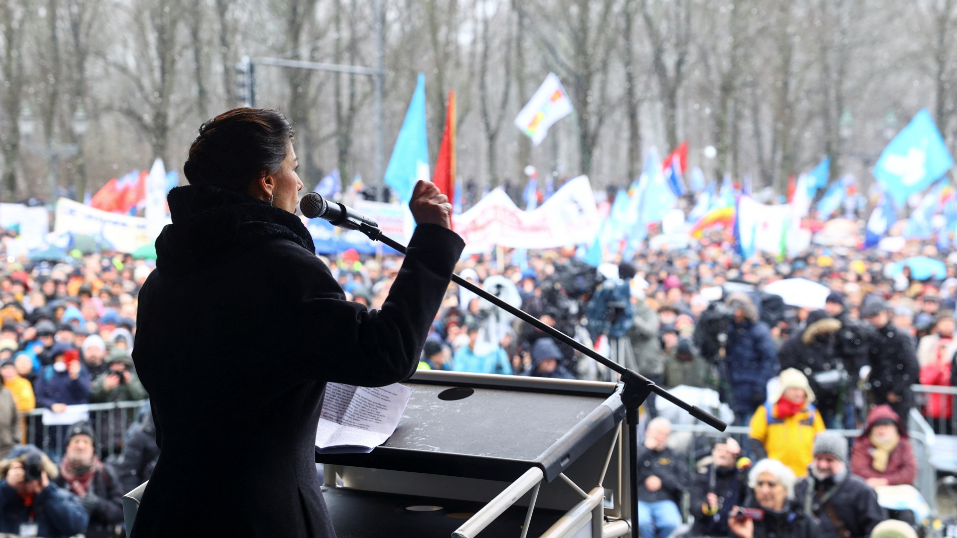 Sahra Wagenknecht spricht auf einer "Friedensdemo" am 25. Februar 2023 in Berlin. | REUTERS