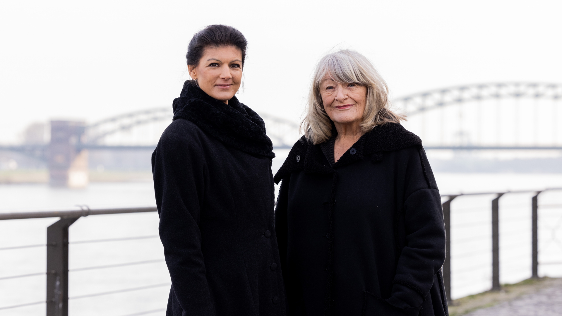 Sahra Wagenknecht und Alice Schwarzer stehen im Rheinauhafen am Rhein.  | dpa