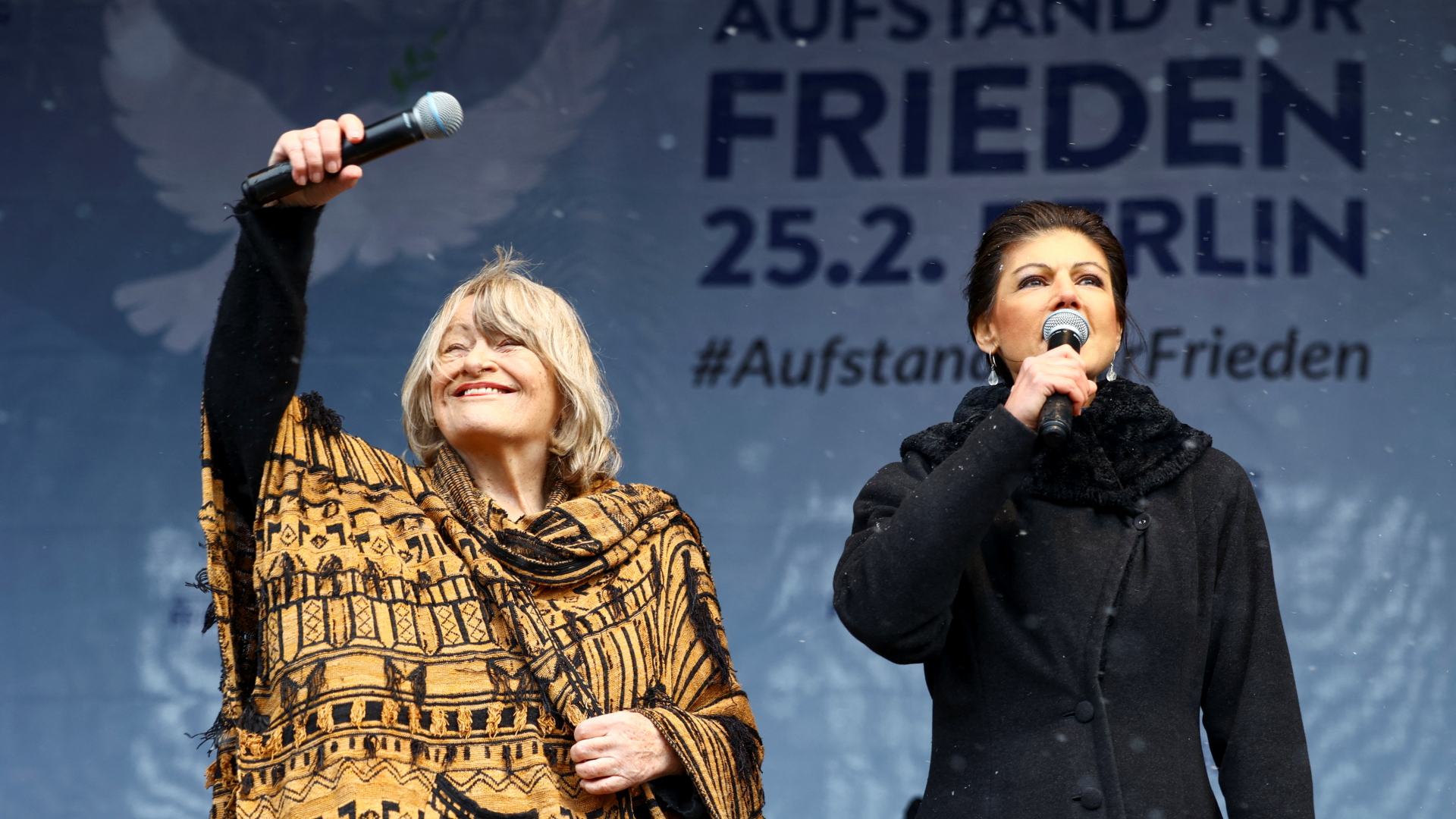 Sahra Wagenknecht (r.) und Alice Schwarzer auf einer "Friedensdemo" am 25. Februar 2023 in Berlin. | REUTERS