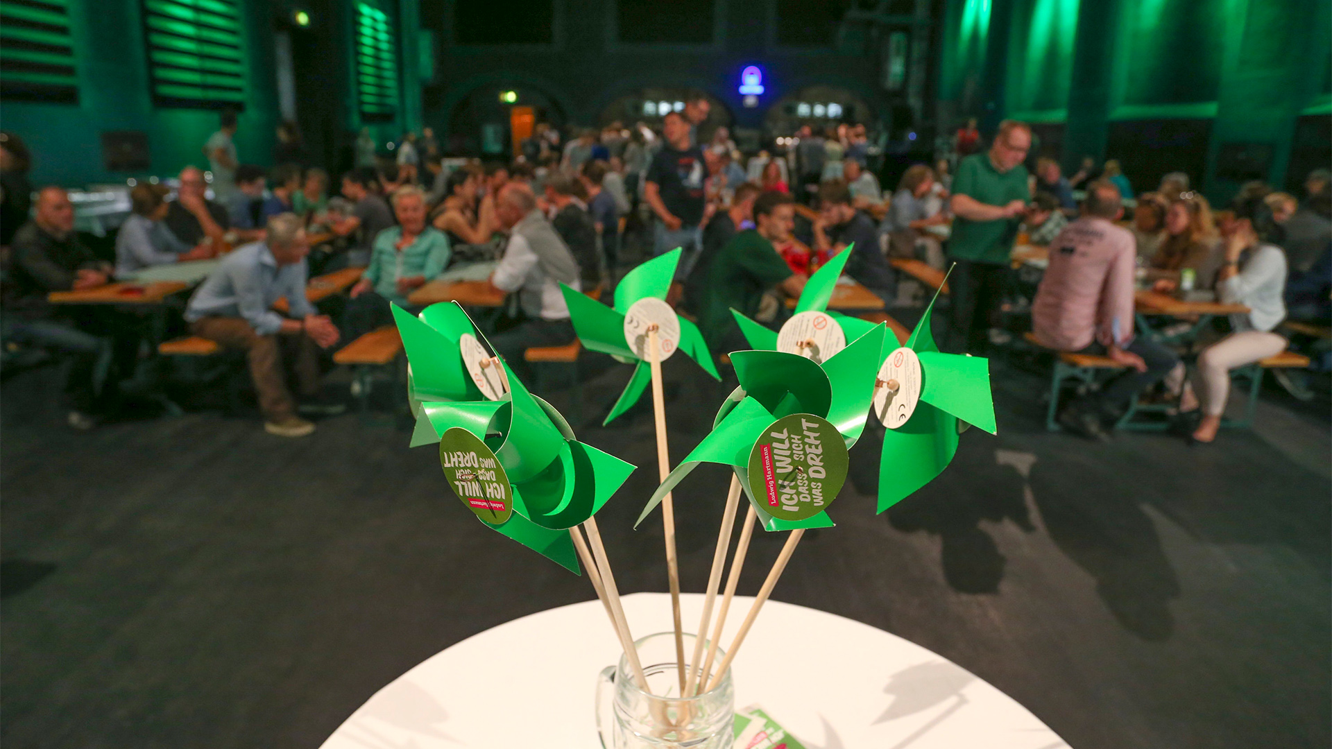 Kleine Windräder stehen zur Dekoration bei der Wahlparty von Bündnis 90/Die Grünen. | Bildquelle: dpa