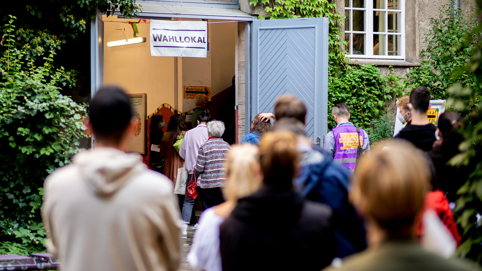 Zahlreiche Wählerinnen und Wähler warten im Stadtteil Prenzlauer Berg in einer langen Schlange vor einem Wahllokal, das in einer Grundschule untergebracht ist | dpa