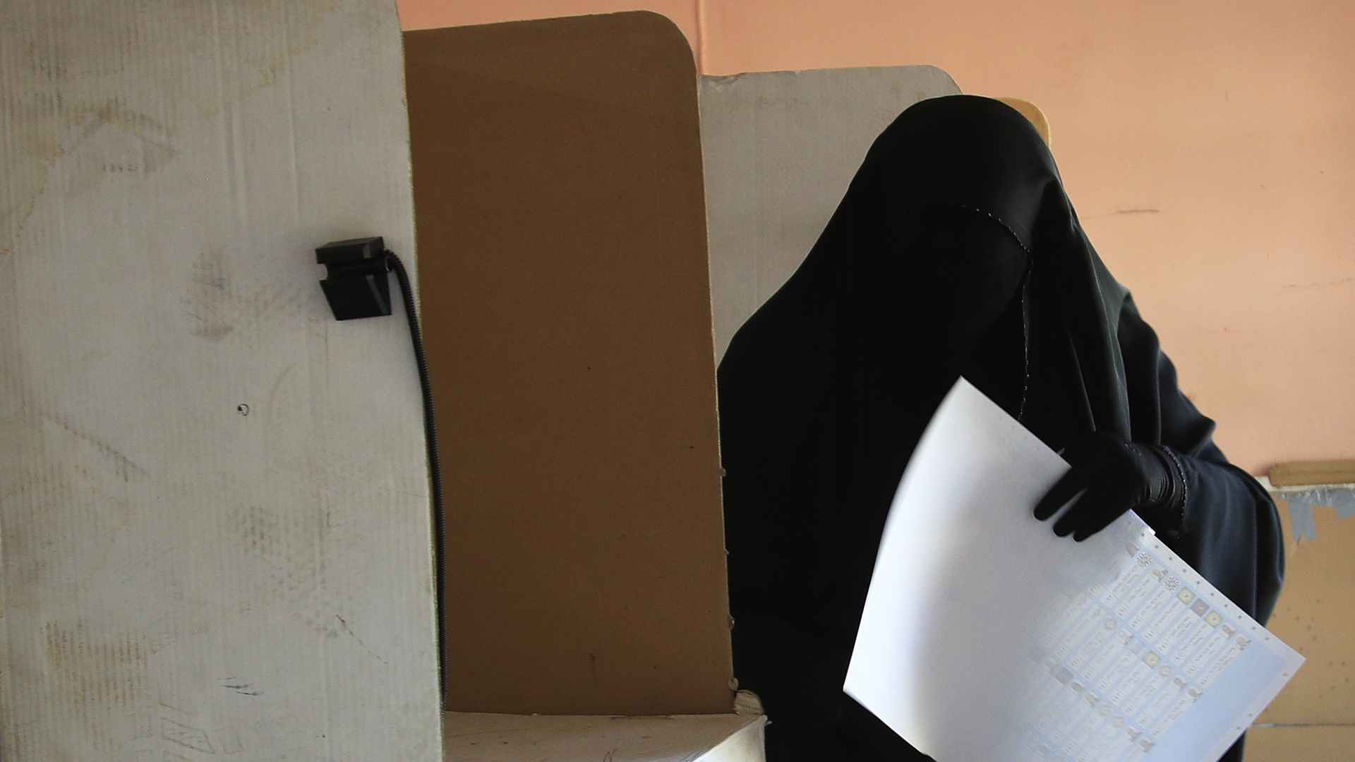 Eine verschleierte Frau im Irak wählt | dpa
