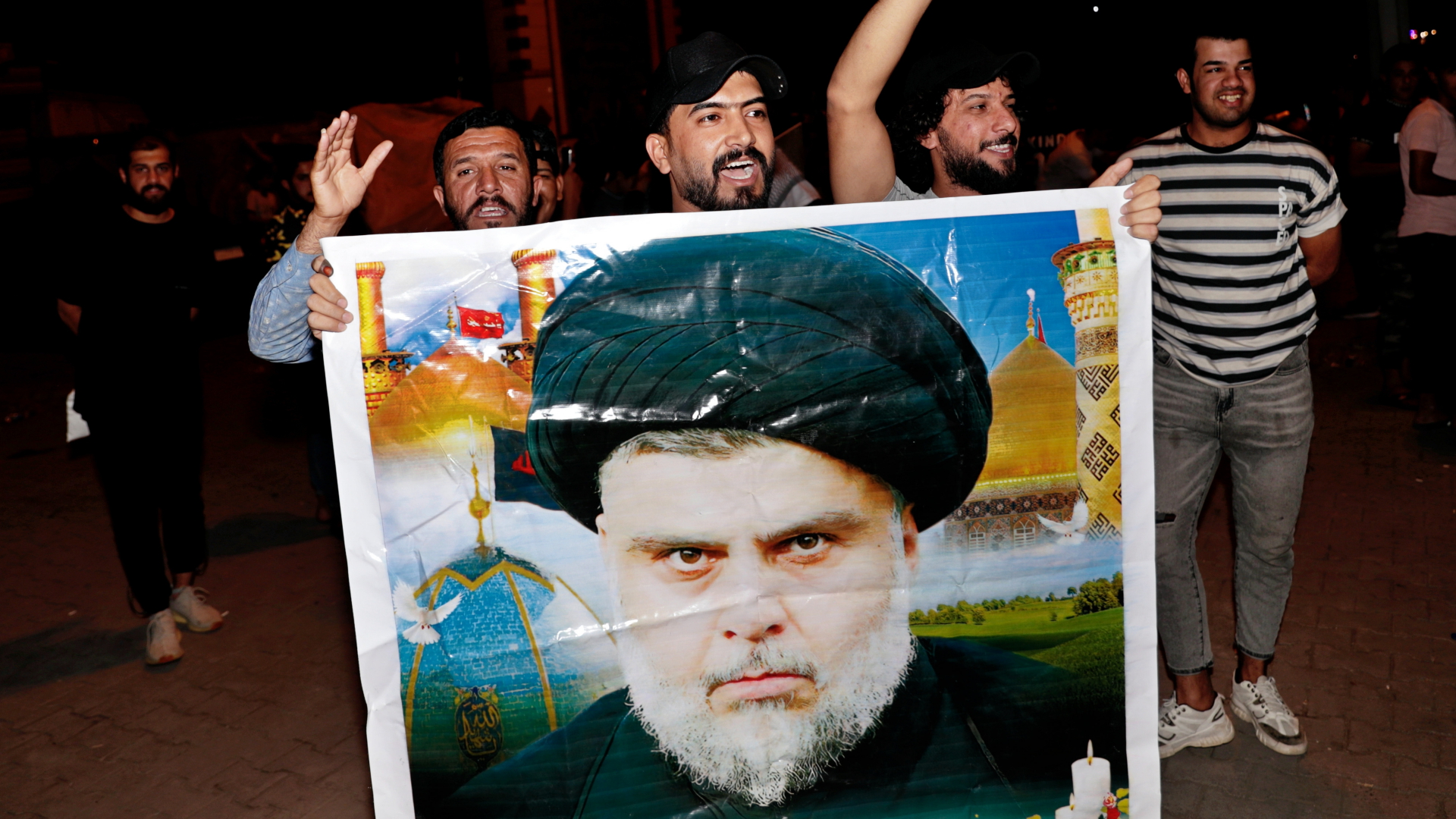 Anhänger al Sadr feiern die Wahl mit einem Bild des Geistlichen. | dpa