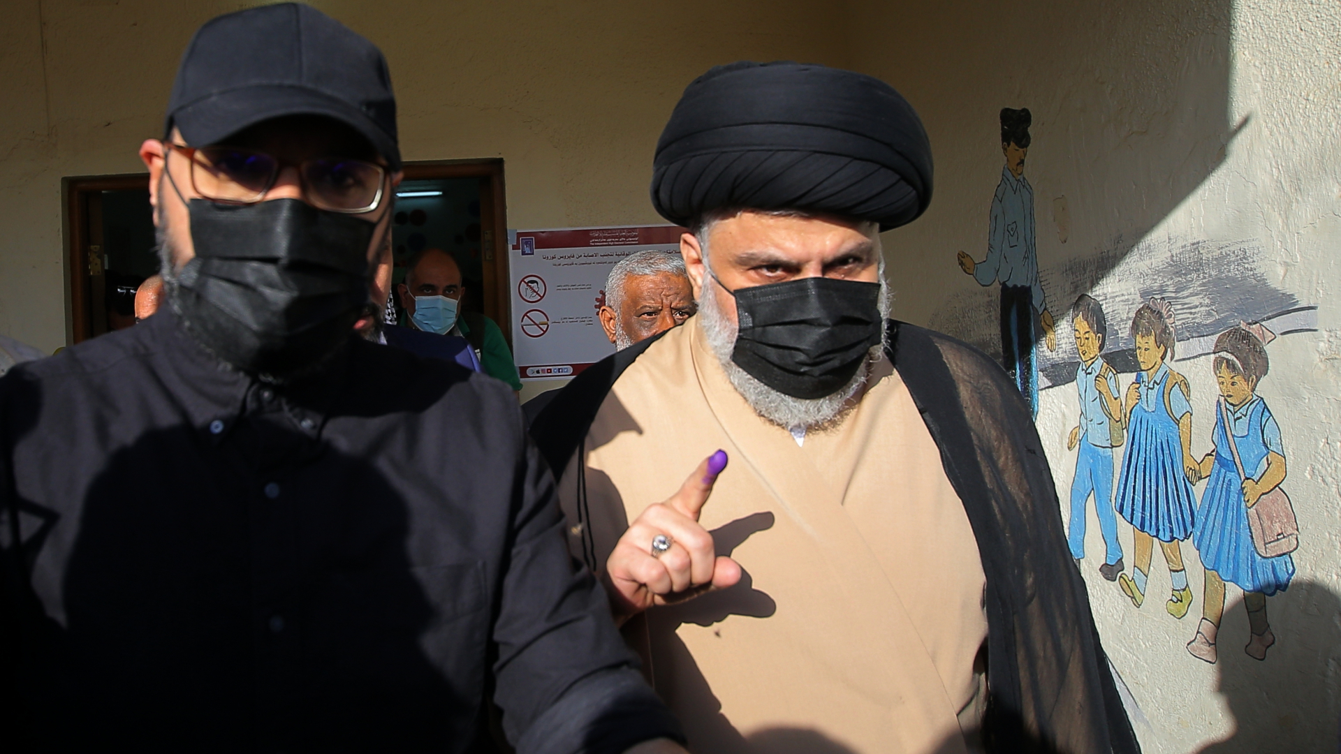 Al Sadr vor einem Wahllokal | dpa