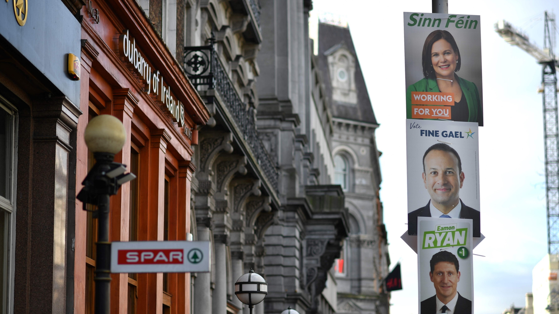Wahlplakate in einer Straße. | AFP