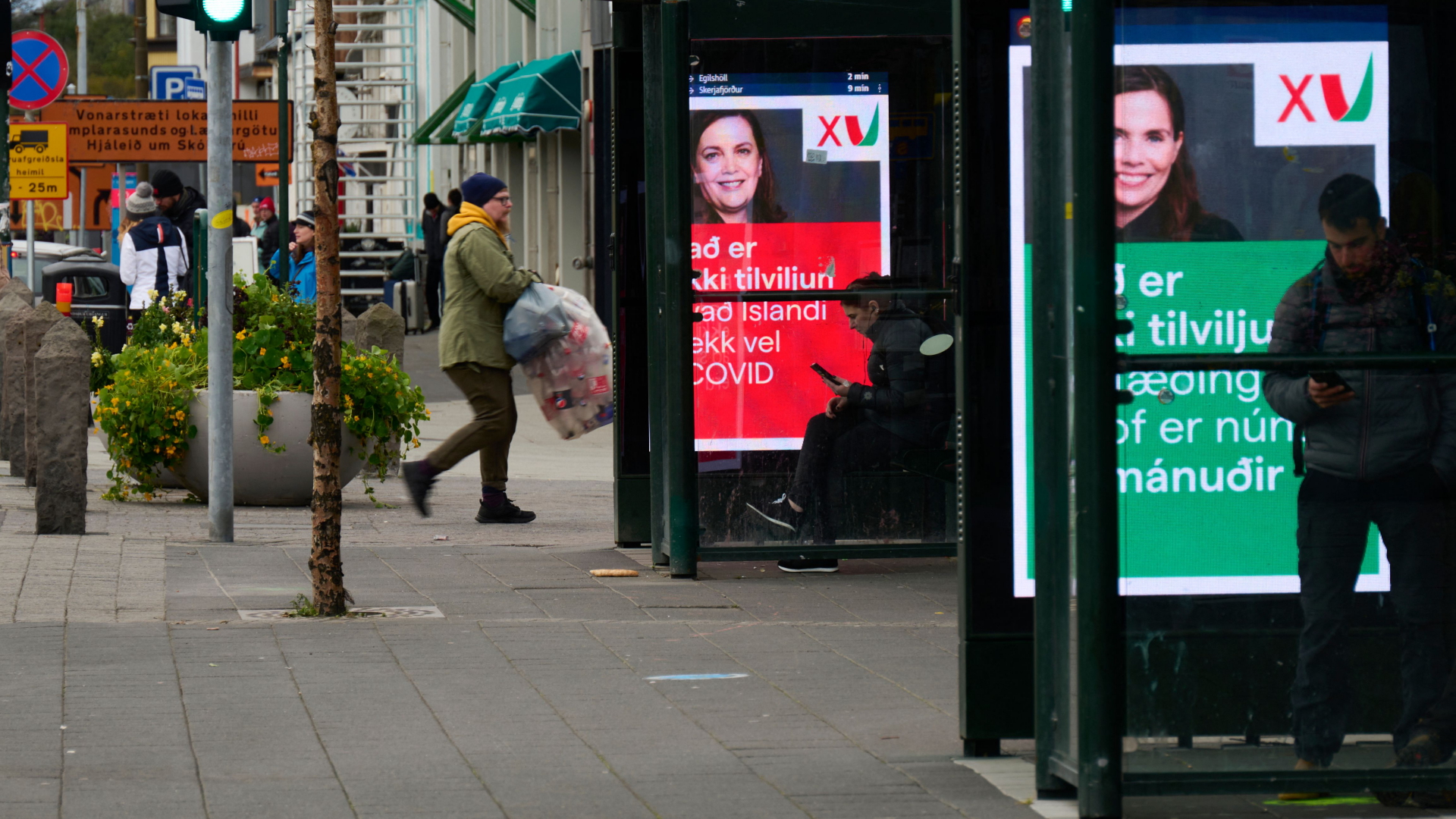 Wahlplakate hängen an einer Bushaltestelle in Reykjavik | AFP
