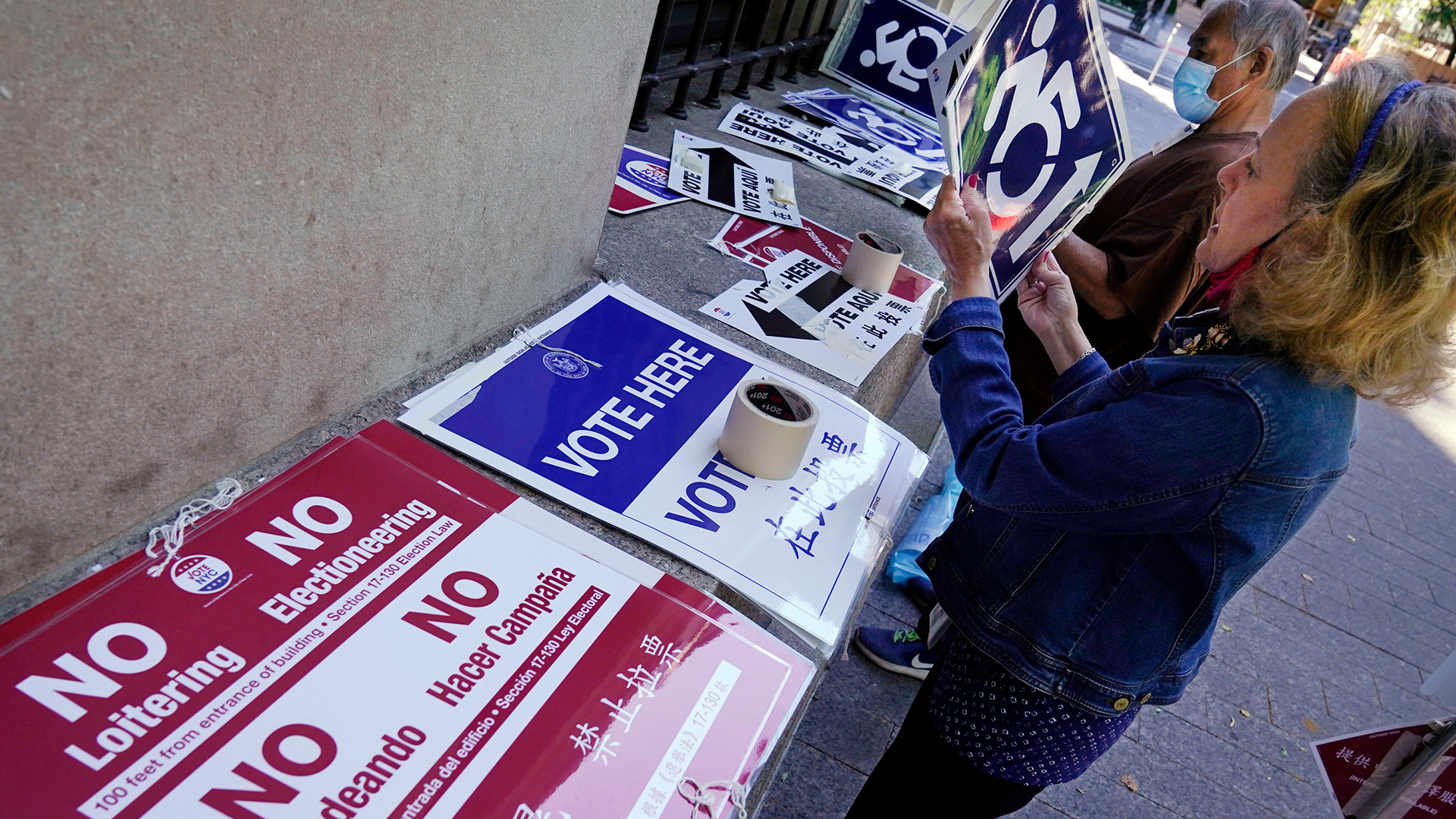 Eine Helferin bereitet Schilder für den Wahltag in New York vor | AP