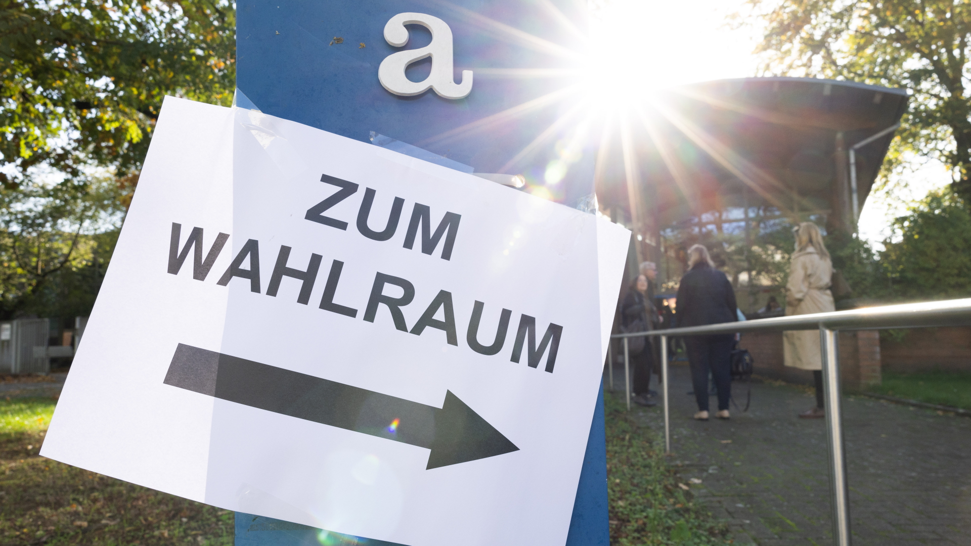 Blick auf einen Zettel ·zum Wahlraum· vor einem Wahllokal zur Stimmabgabe für die Landtagswahl in Niedersachsen.